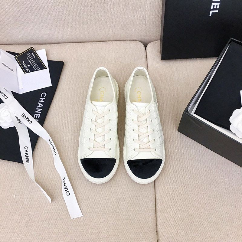 Tracking included ★Chanel★Very popular! Sneakers in calfskin★Cute? shx38110
