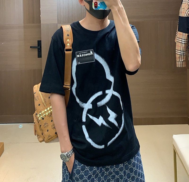 ★Japan!! Popular! Moncler Genius fake [7 Moncler FRAGMENT Hiroshi Fujisawa] Fragment spray logo T-shirt mog49509