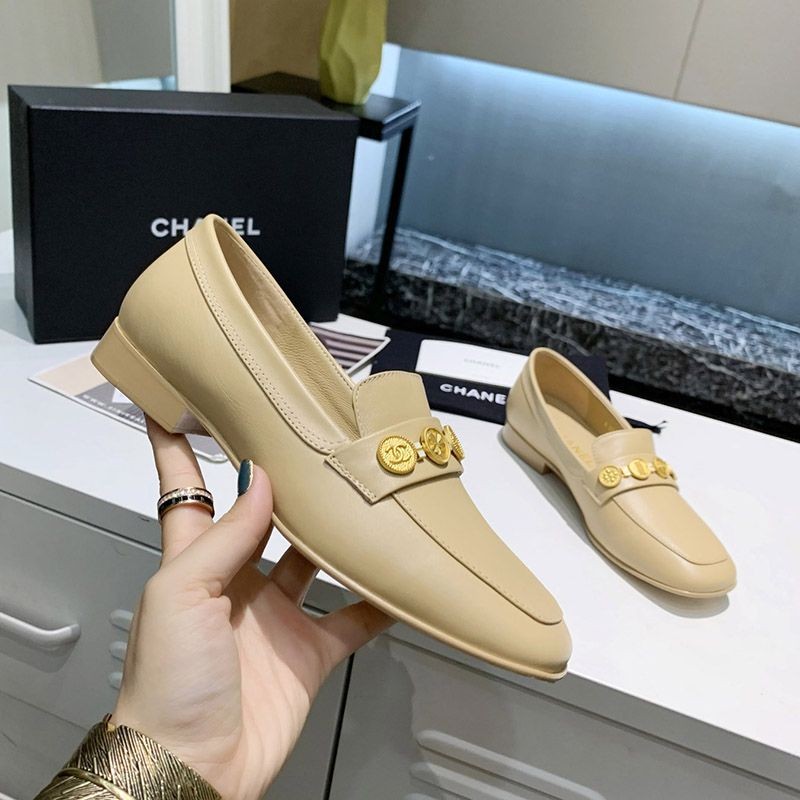 Eye-catching color *Very popular* New Chanel Chain Logo Loafers Fake Hurry up SHJ63989