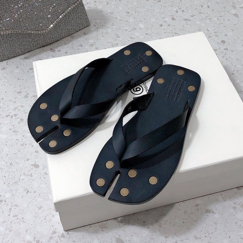 [Not available in Japan] Maison Margiela Tabi Logo Sandals with Studs Replica Mam96011